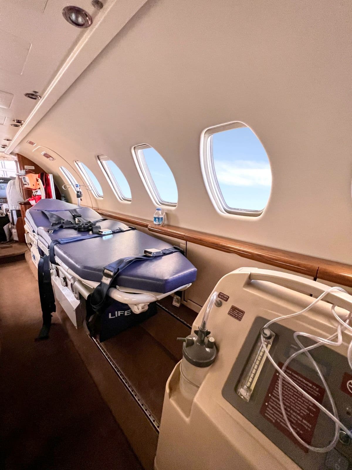 Medical oxygen supply and stretcher restraints inside the cabin